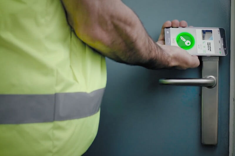 контролиране на достъпа с мобилен телефон