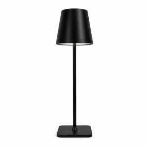 черна настолна лампа на бял фон